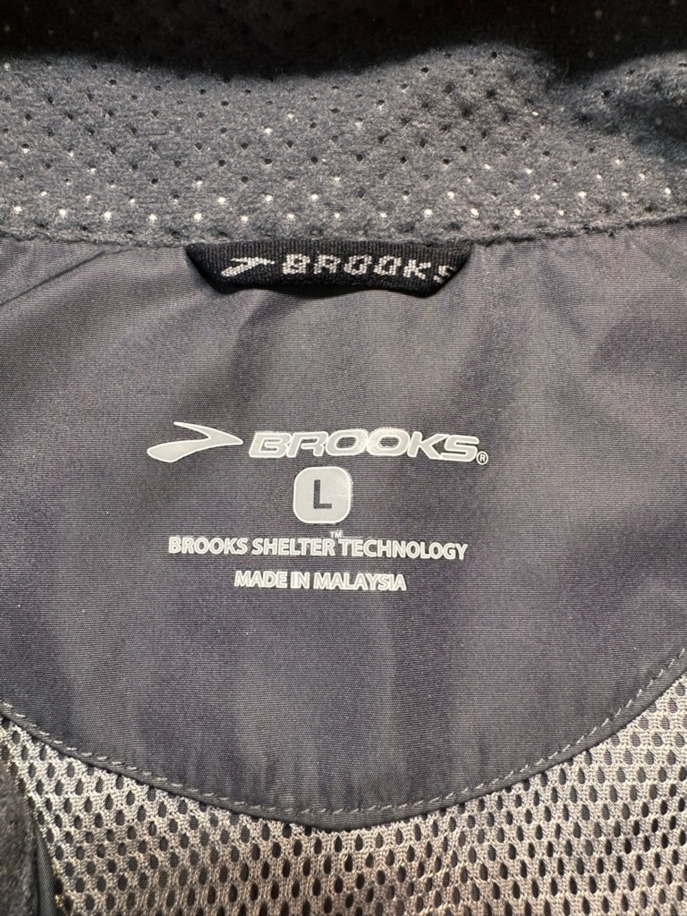 Brooks Shelter Technology Vest Size L - Picture 4 of 6